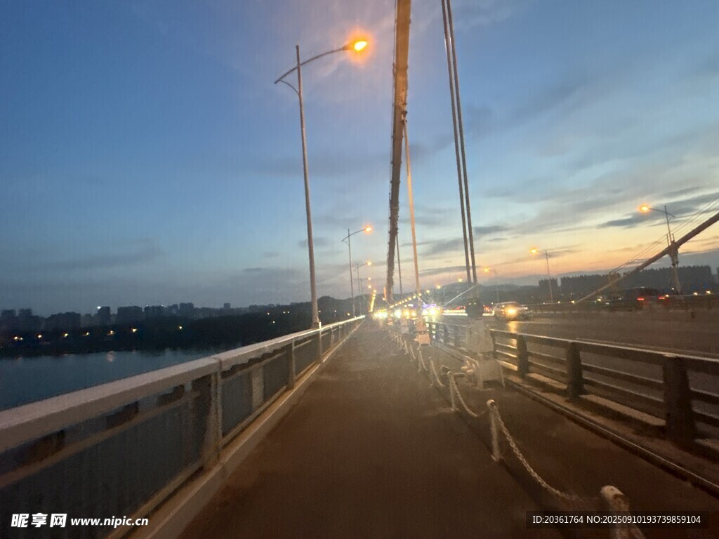 黃昏下的城市橋梁風(fēng)景
