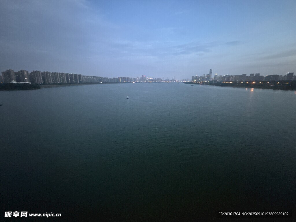 寧靜湖面的開闊風光