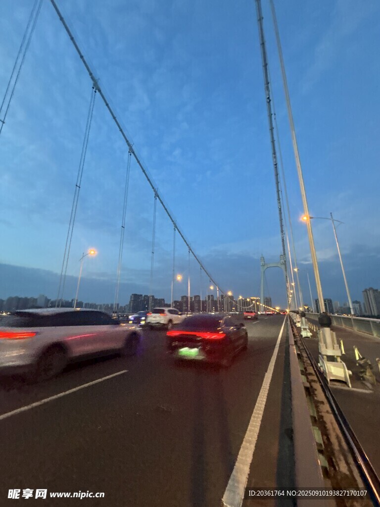 橋上車輛行駛的黃昏景象