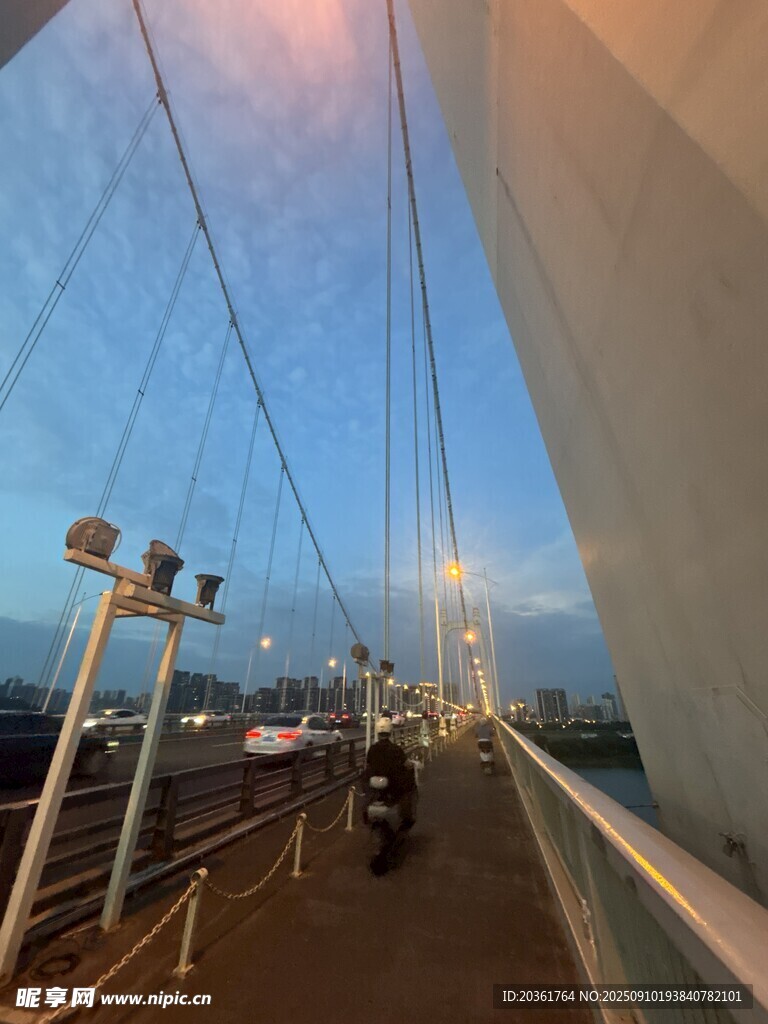 黃昏下的橋梁與遠處城市景觀