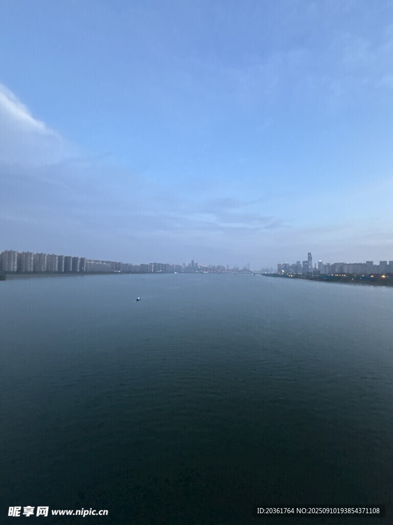 平靜湖面與遠(yuǎn)處天際線