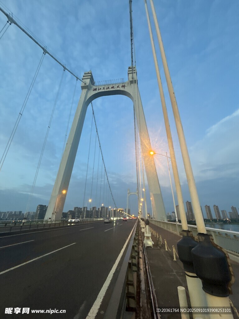 夕陽下的宏偉跨海大橋