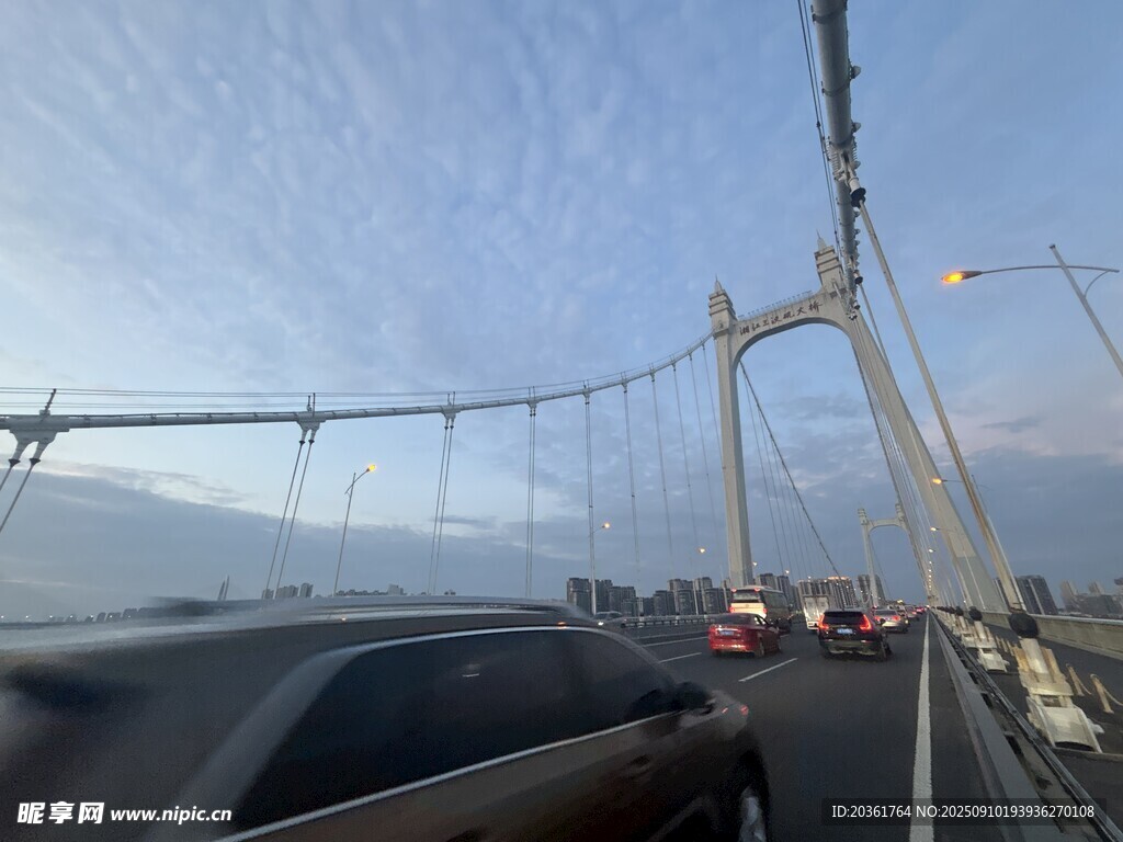 車內(nèi)視角看跨海大橋