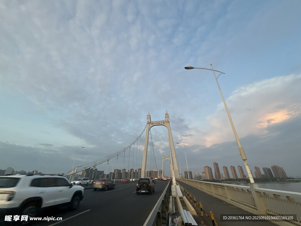 黃昏時(shí)分橋上的車流景觀