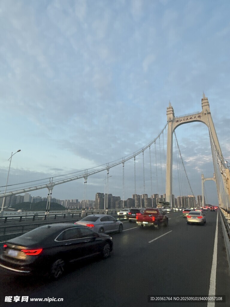 城市橋梁上的繁忙車流