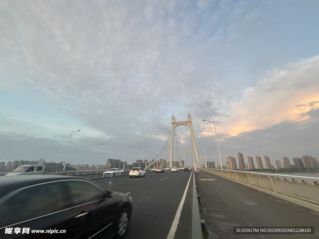 黃昏下公路上行駛的車輛