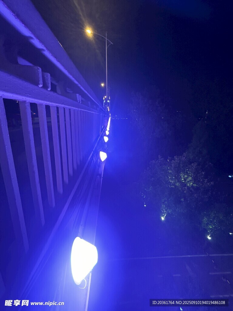 夜間橋上藍(lán)色燈光景觀
