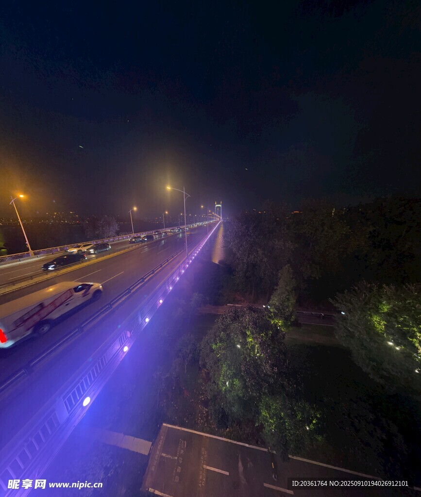 夜晚公路絢麗燈光景觀