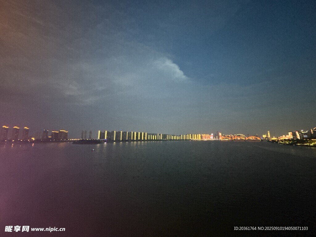 城市湖畔夜景迷人風(fēng)光