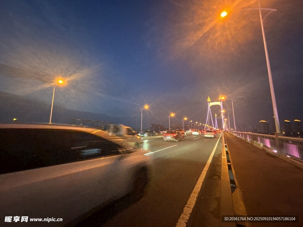 夜晚橋上行駛的車輛