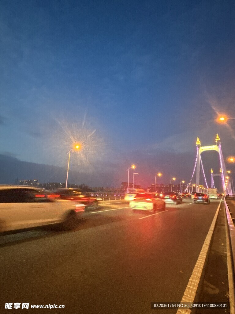 夜幕下的城市橋梁車流
