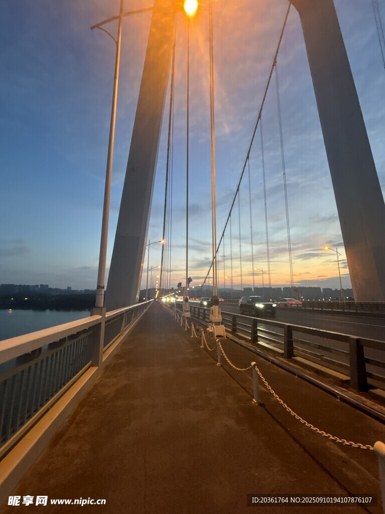 夕陽下的橋梁壯觀景致