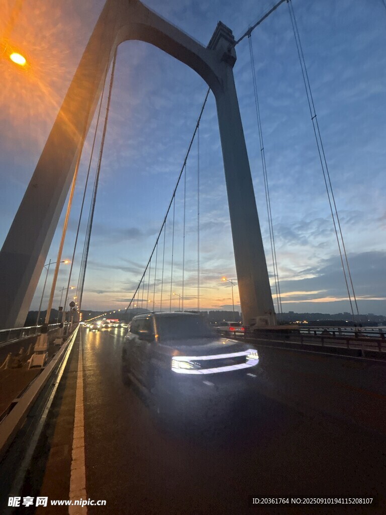 黃昏下大橋上的行駛車輛