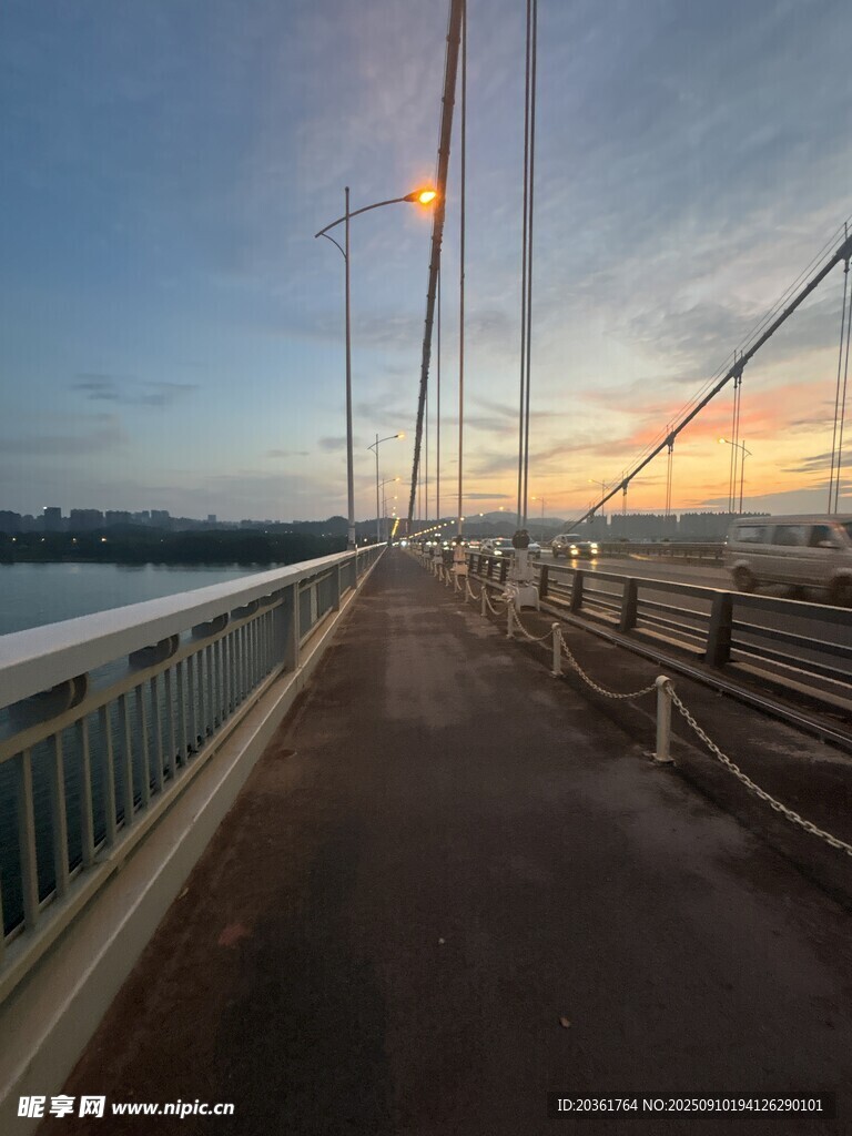 黃昏下的橋梁美景
