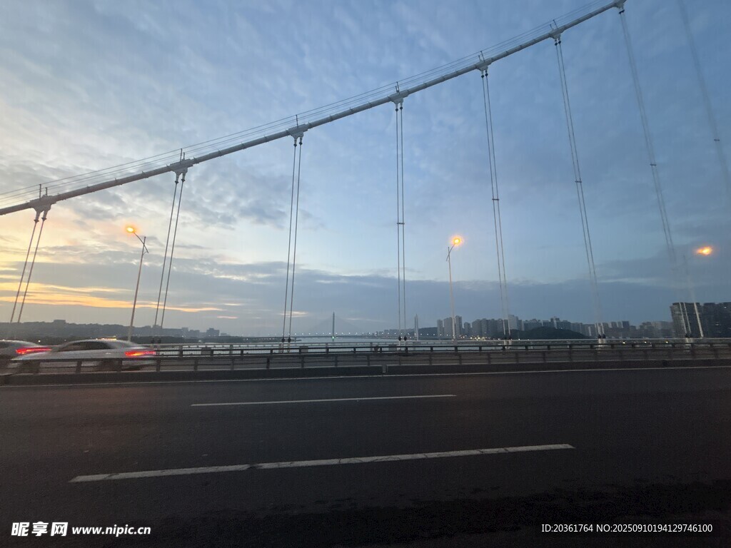 黃昏下的懸索橋美景