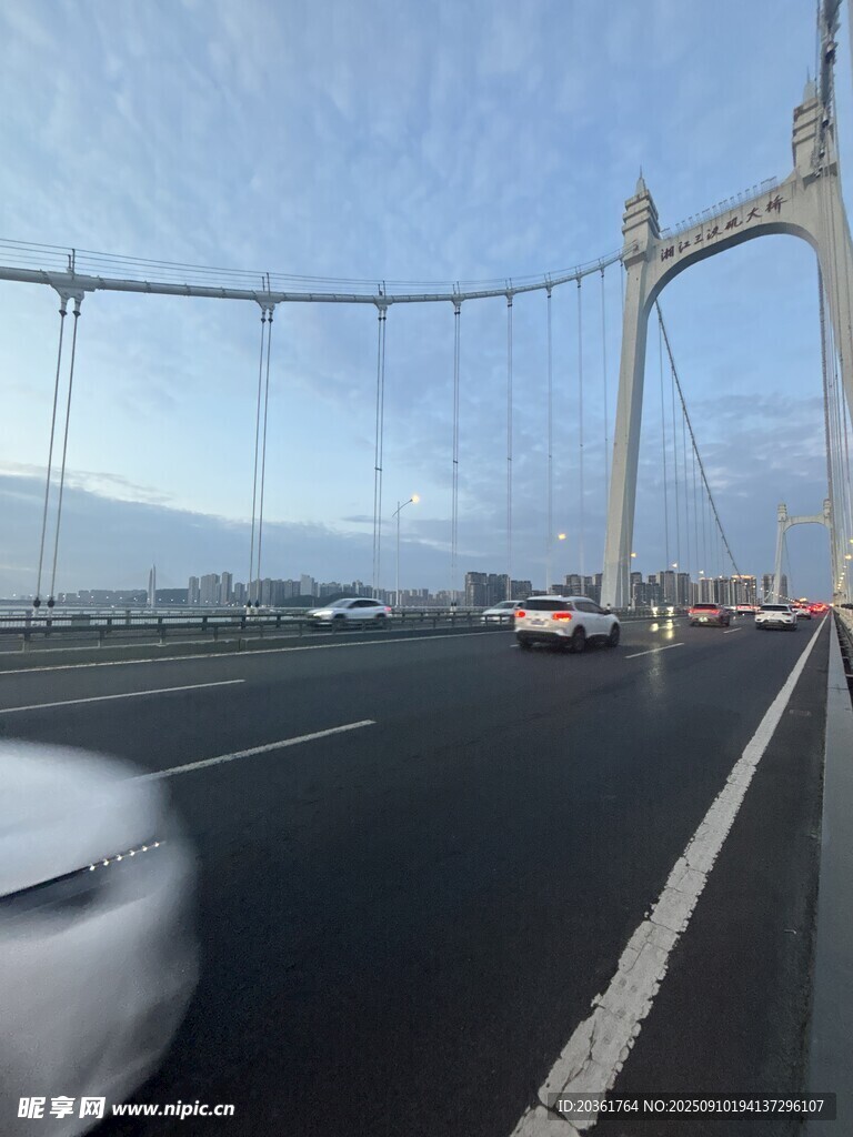 橋上行駛的車輛與美麗風景