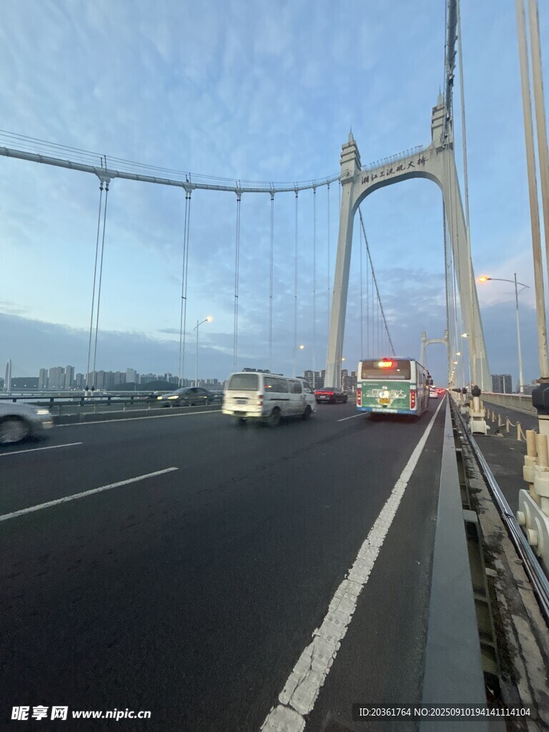 大橋上的車(chē)輛行駛景象