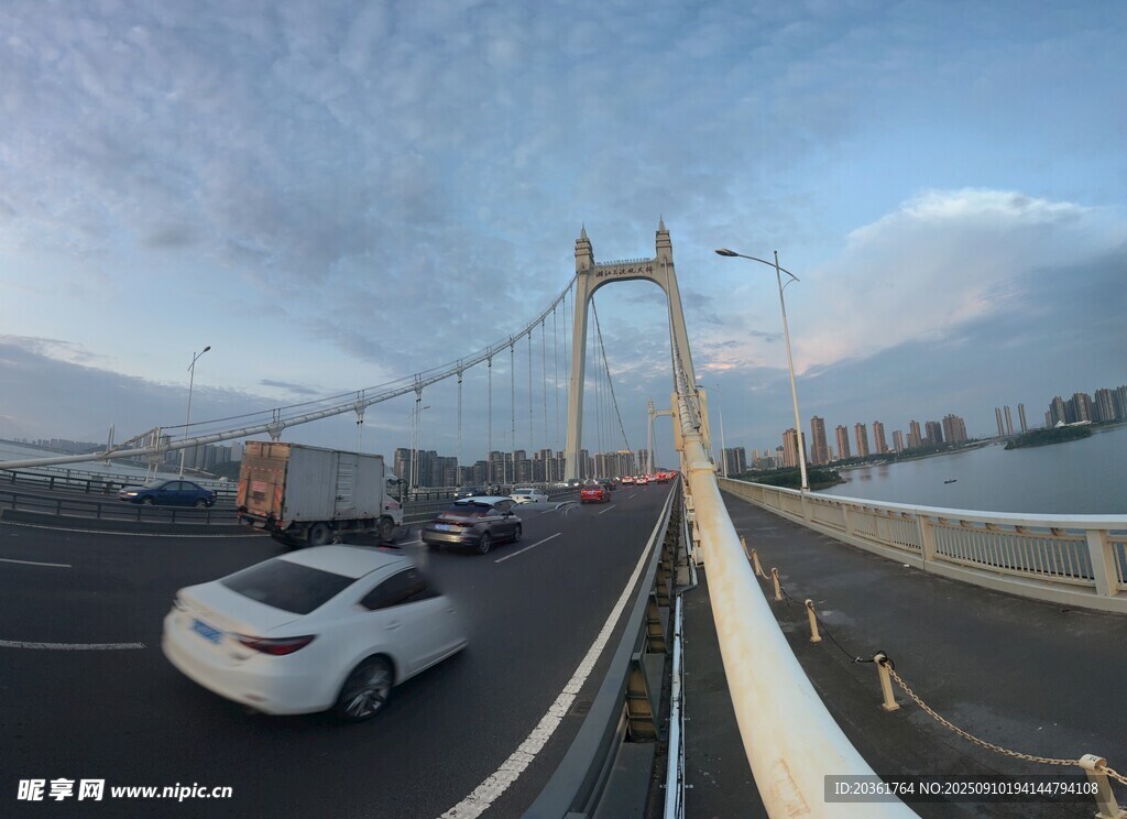 橋上行駛的車輛與美麗天空