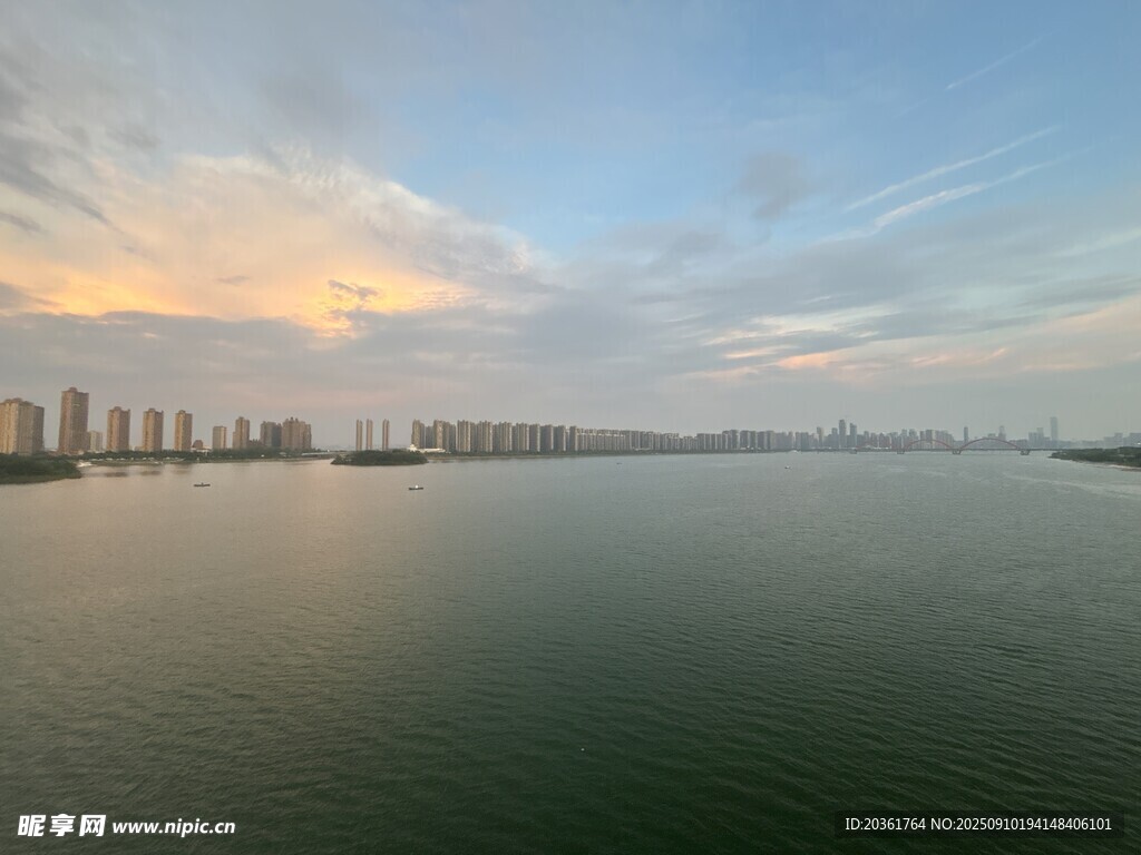湖畔城市黃昏美景