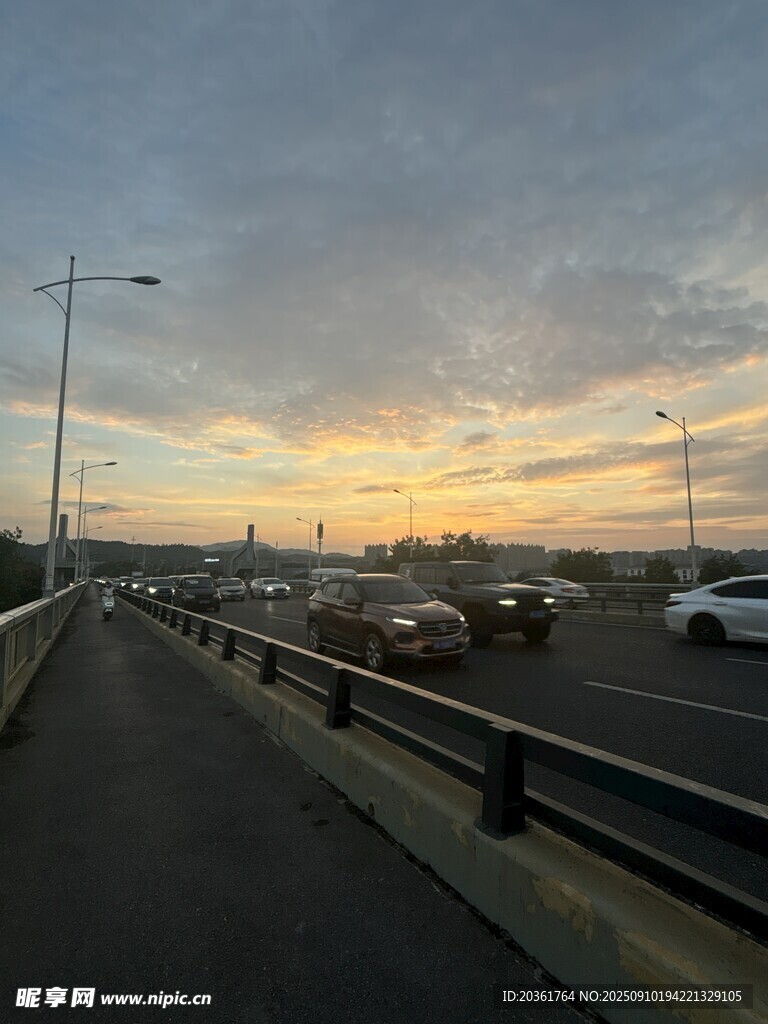 黃昏時分的城市公路景象