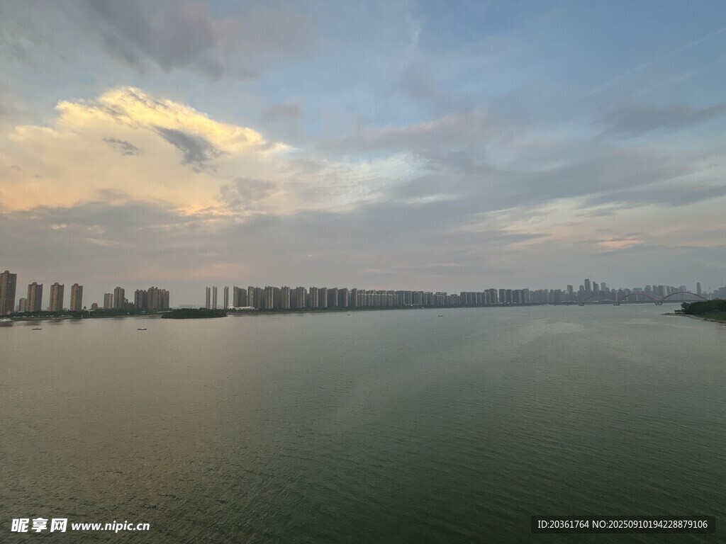湖畔城市黃昏美景