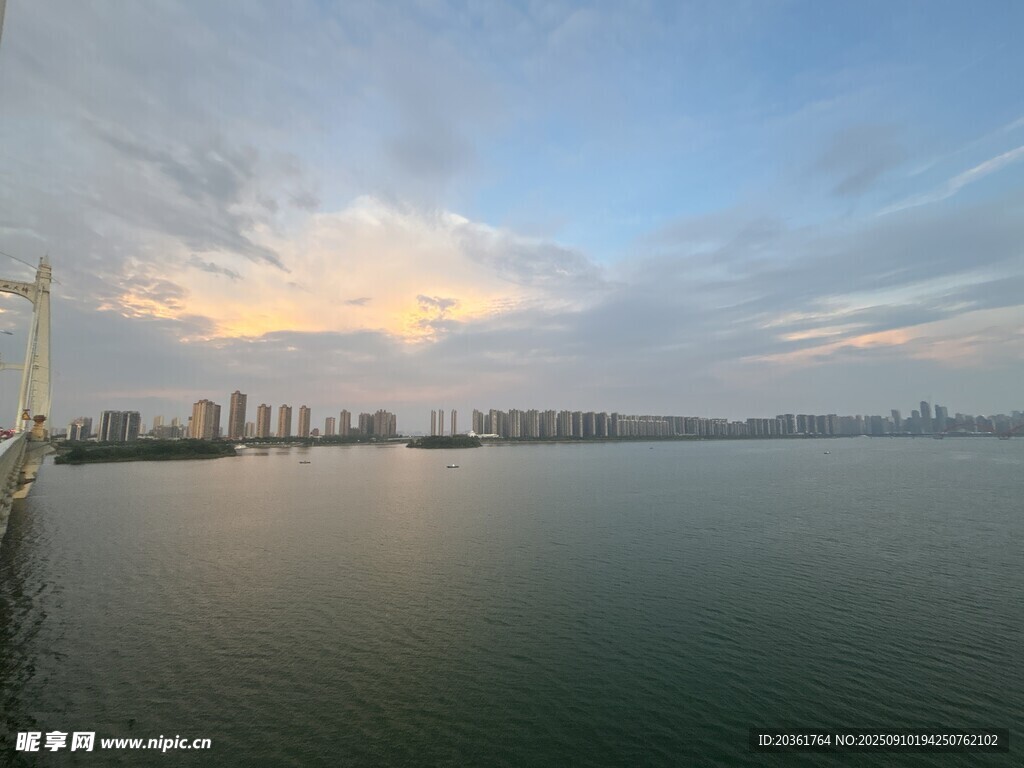 湖畔城市風(fēng)光