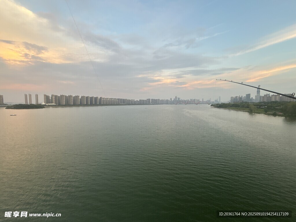 河畔黃昏美景