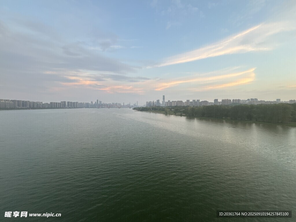 寧靜湖畔的美麗天際線