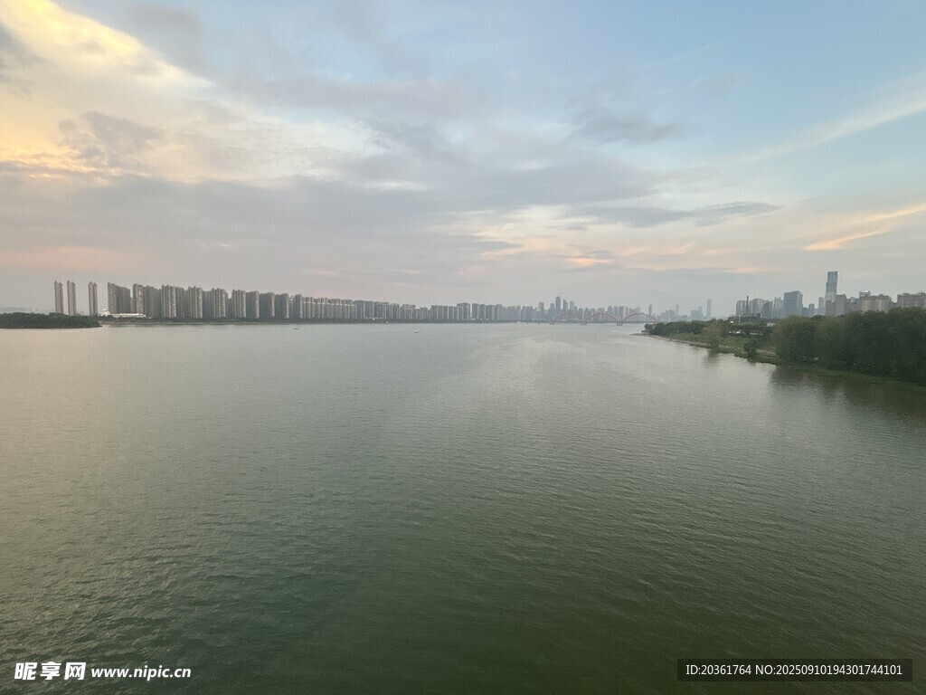 河畔風(fēng)光