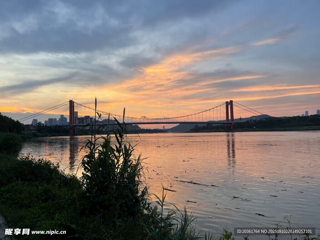 河畔夕陽下的美麗橋梁景觀