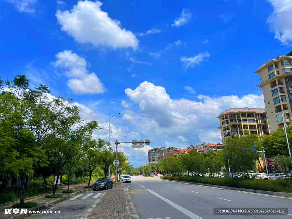 城市開闊道路與藍(lán)天白云