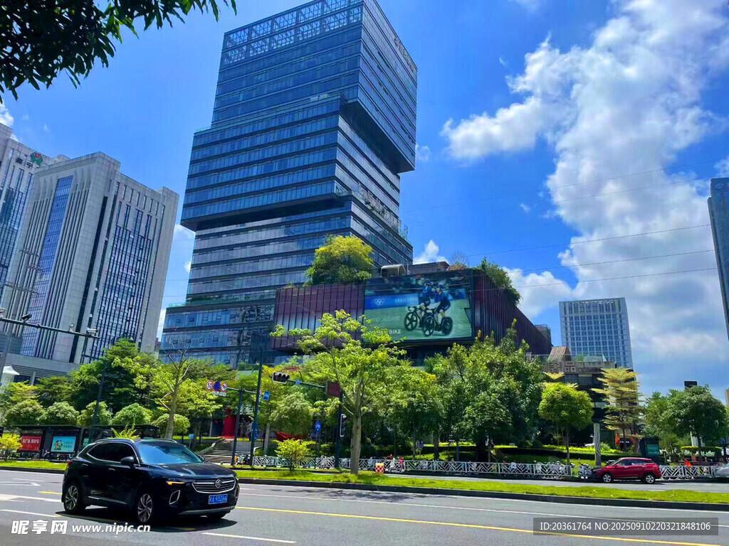 都市繁華街景中的現(xiàn)代建筑