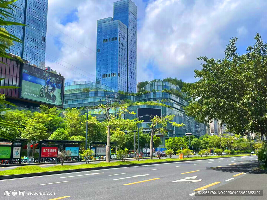 城市道路旁的現(xiàn)代建筑景觀