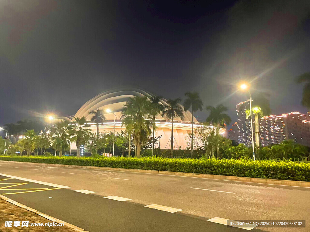 夜晚城市道路旁的建筑景觀