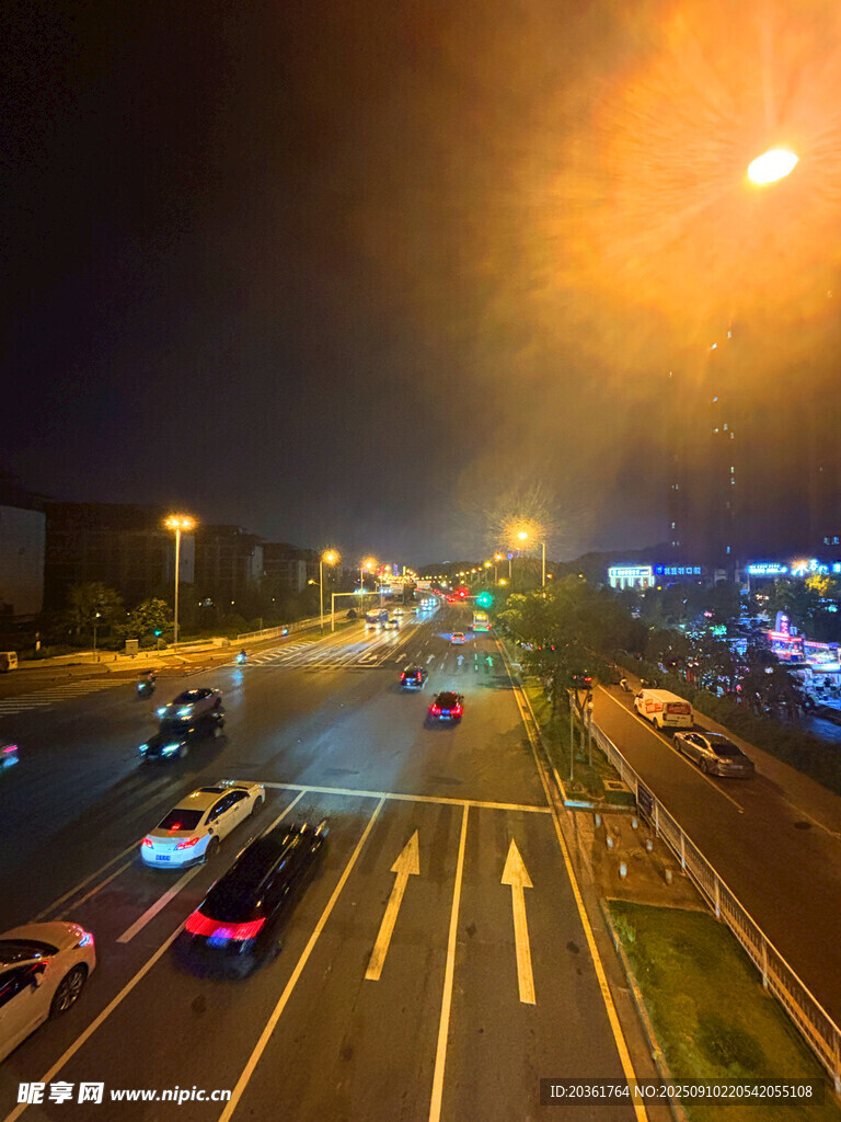 城市夜晚繁忙的交通景象