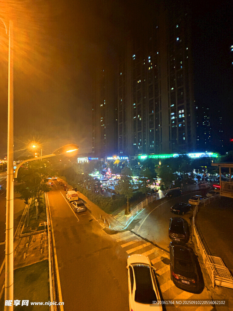 城市夜景中的道路與車輛