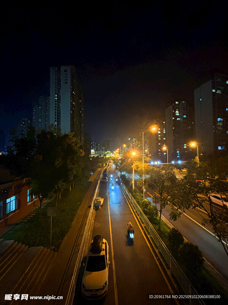 城市夜晚道路車(chē)輛燈光景