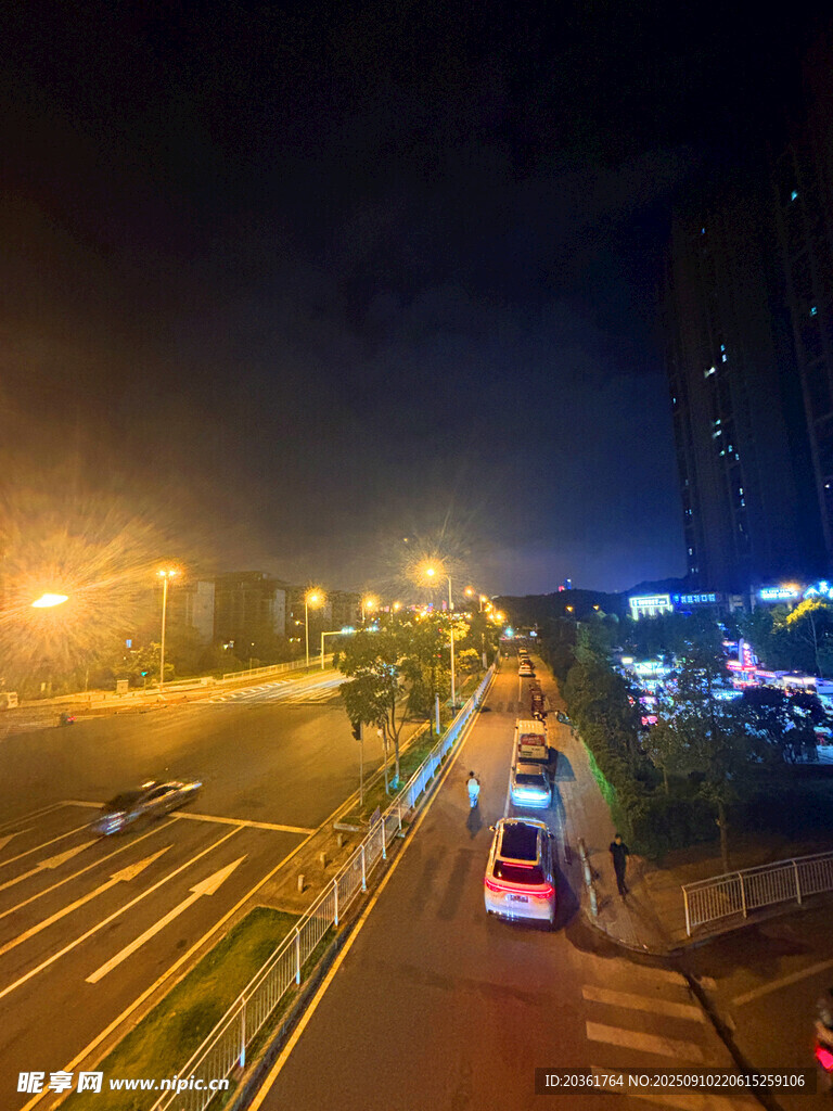 城市夜晚街道車輛景象