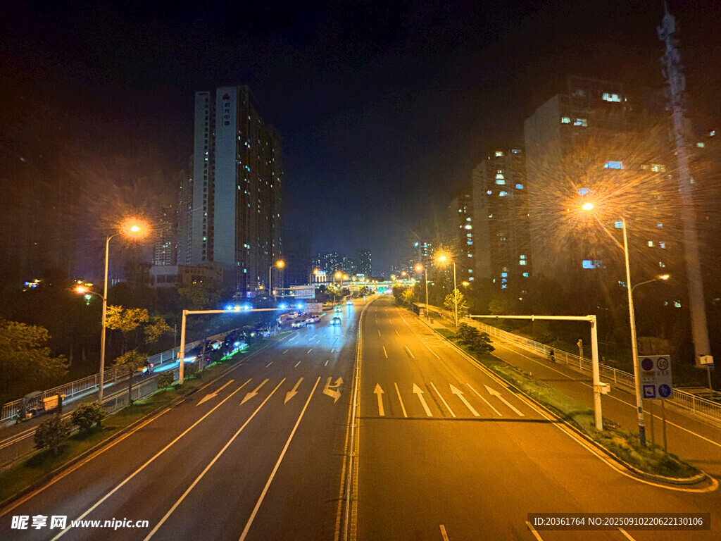 城市夜晚空曠道路景象