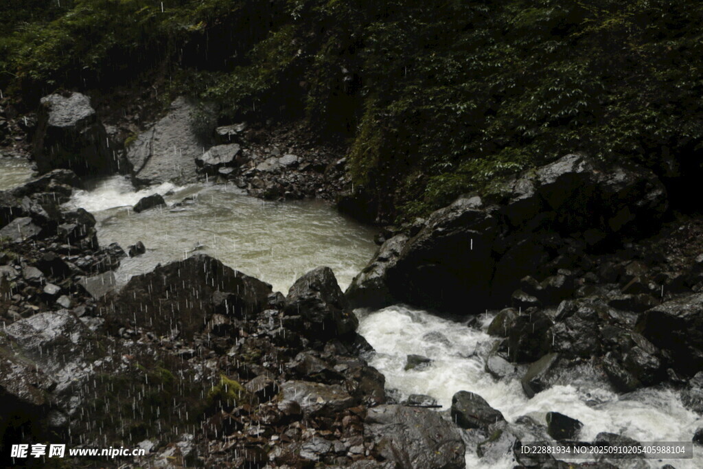 山間溪流