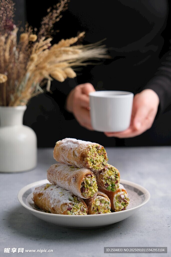 手持咖啡與美味糕點(diǎn)