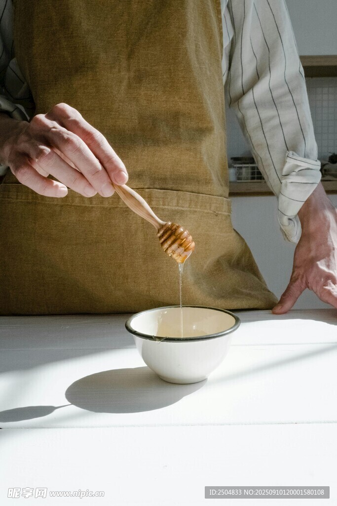廚師撒調料于碗中食材