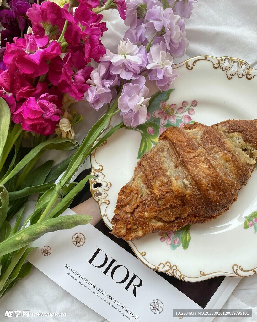 精致糕點(diǎn)與花卉優(yōu)雅組合