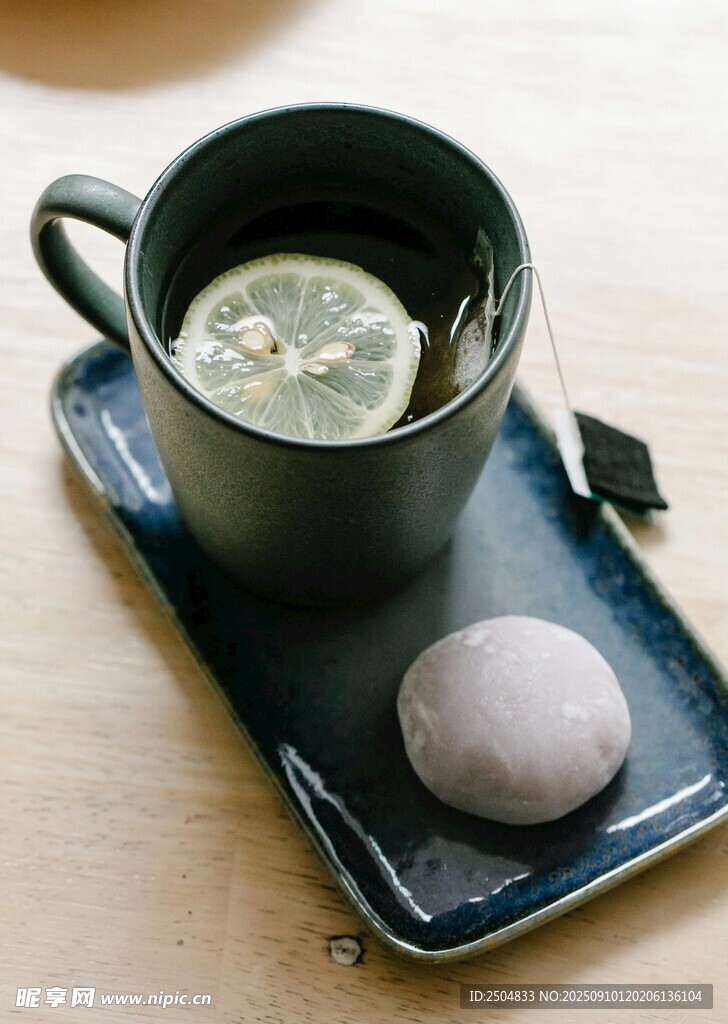 黑色杯碟配茶與馬卡龍