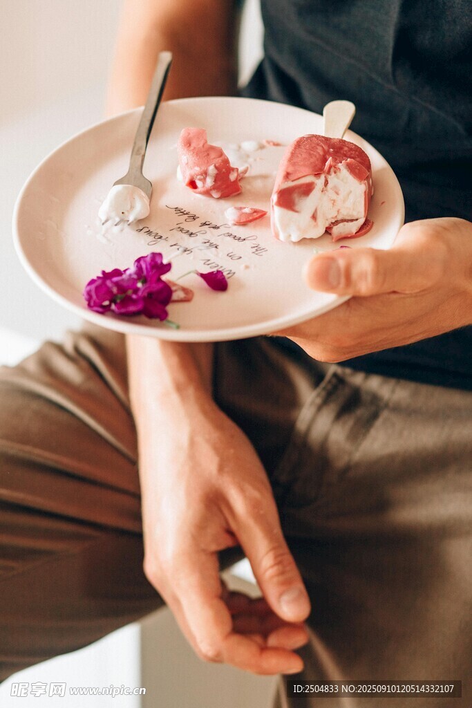 手持餐盤吃剩食物畫面