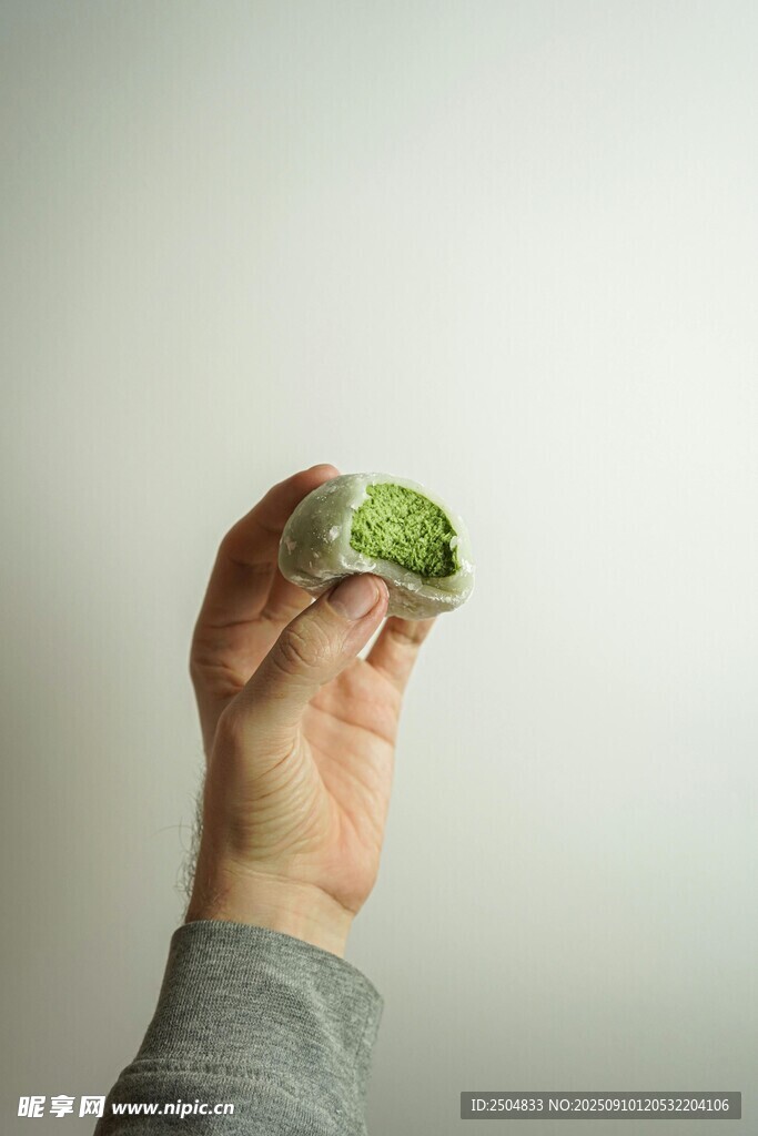 手捧綠色食物特寫