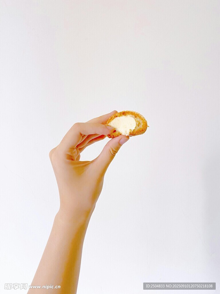 手托美味點(diǎn)心