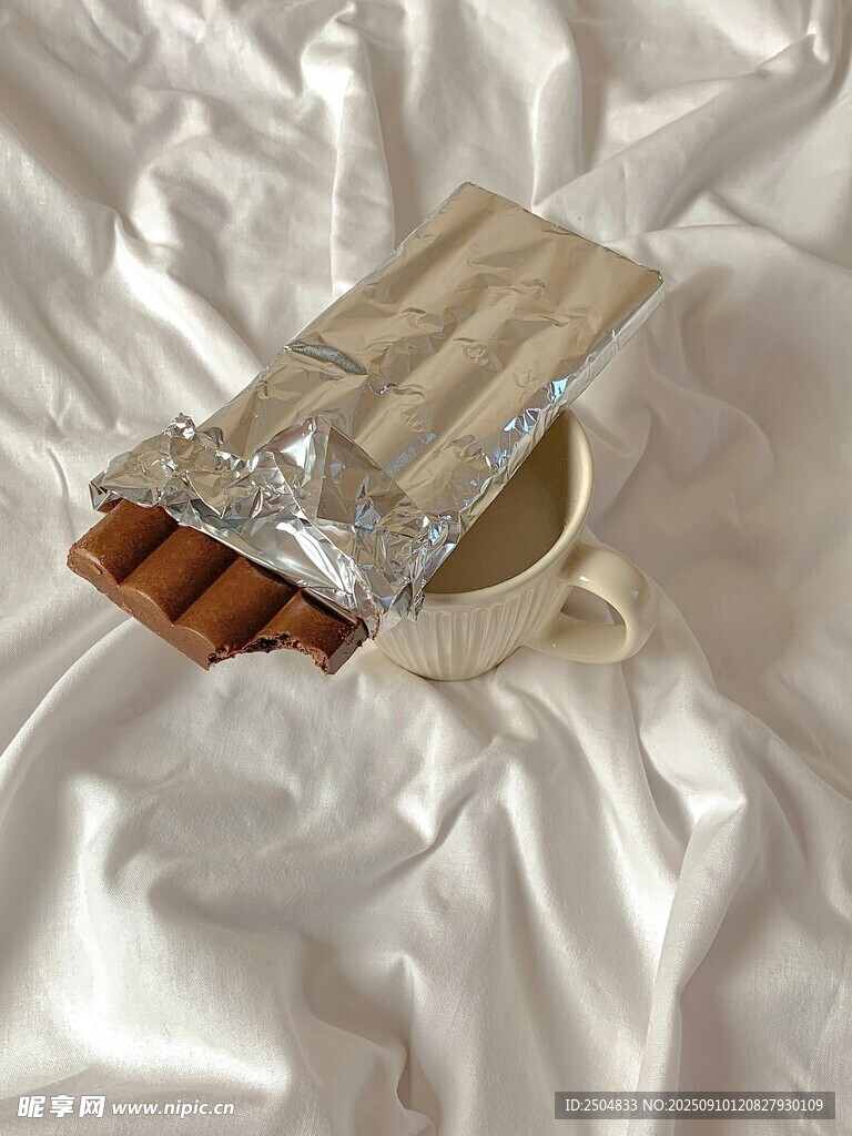 床上的香煙與煙灰缸