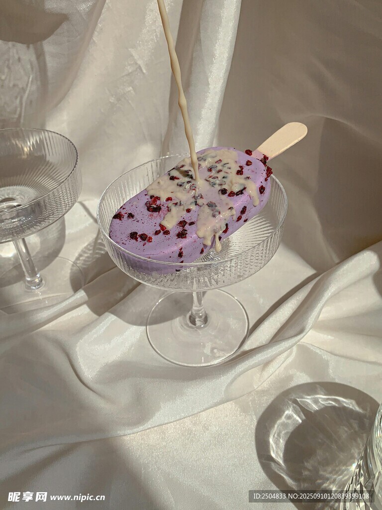 紫色冰淇淋配裝飾 精致感