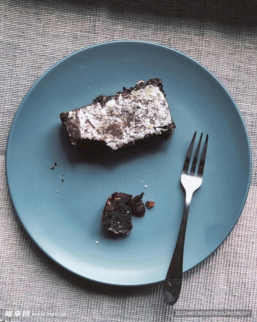 藍色盤上的美味巧克力蛋糕